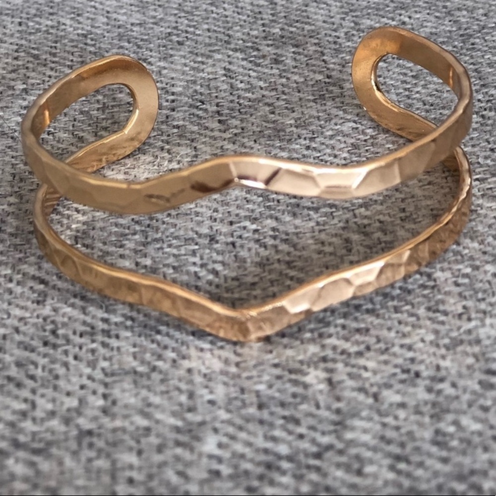 NWOT Gold Statement Bracelet